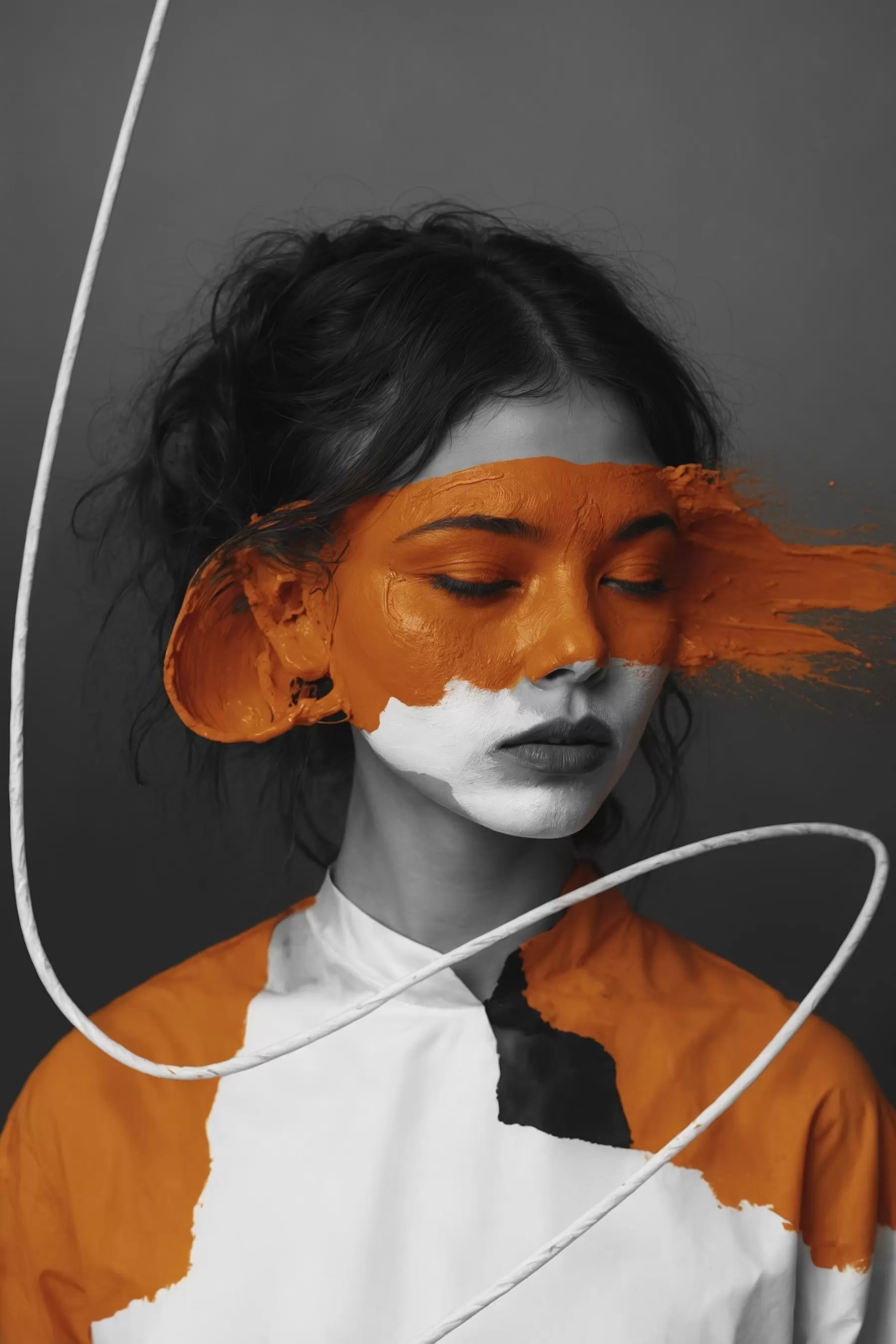 Fototapete Porträt eines Mädchens mit einem abstrakten orangefarbenen Bild f45495