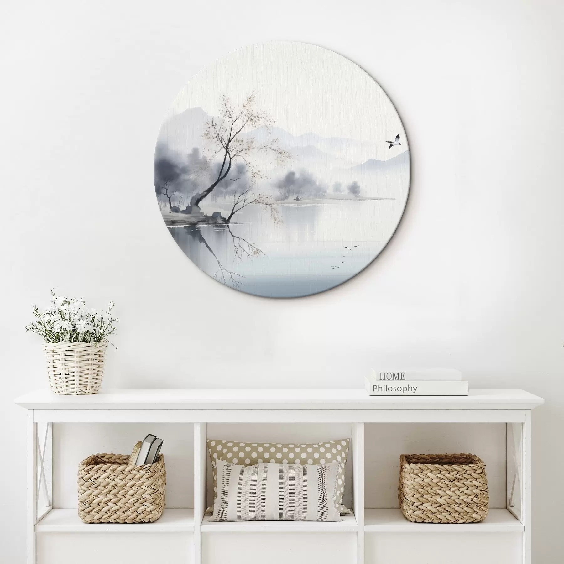 Fototapete Neblige Landschaft mit einem Baum, Bergen und Vögeln r45518