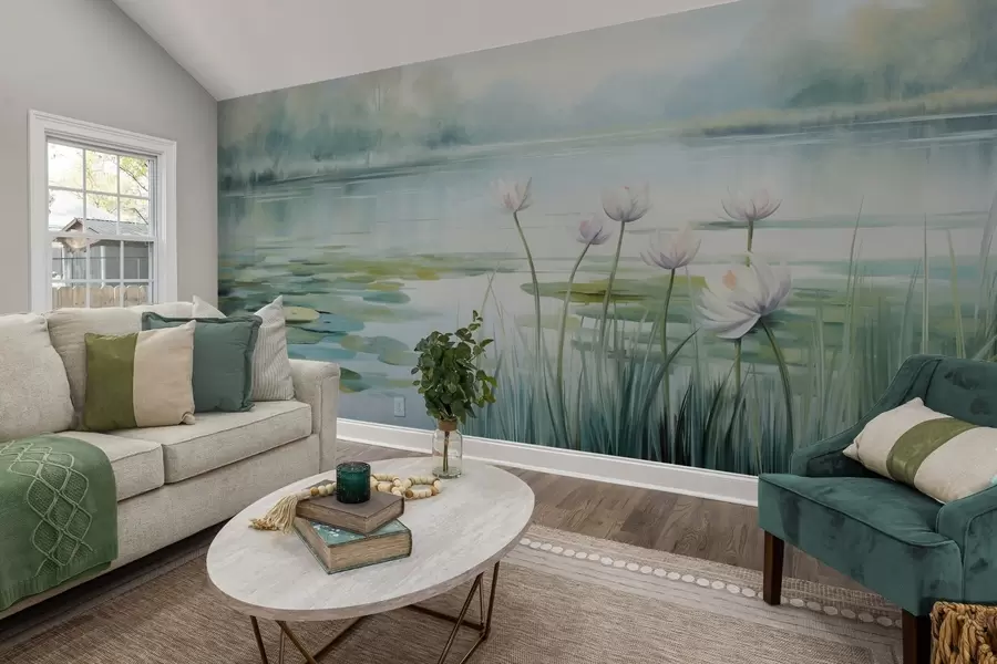 Fototapete Landschaft mit einem See, Seerosen und Seerosenblättern, Bäumen im Hintergrund, in einer ruhigen Umgebung, hellblauen und grünen Farbtönen w09395