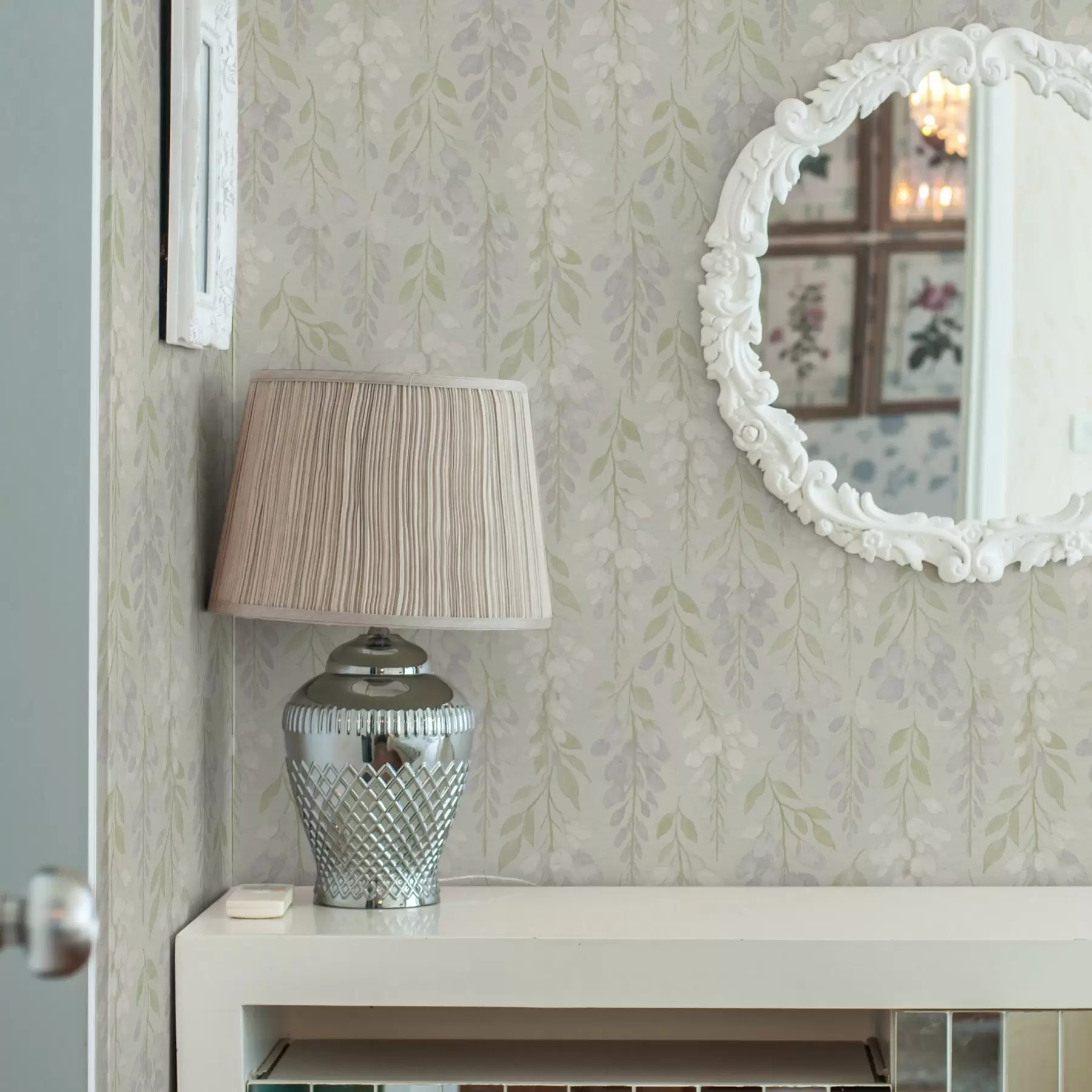 Fototapete Hängende Lavendel-Glyzinien auf mintgrünem Hintergrund a00593