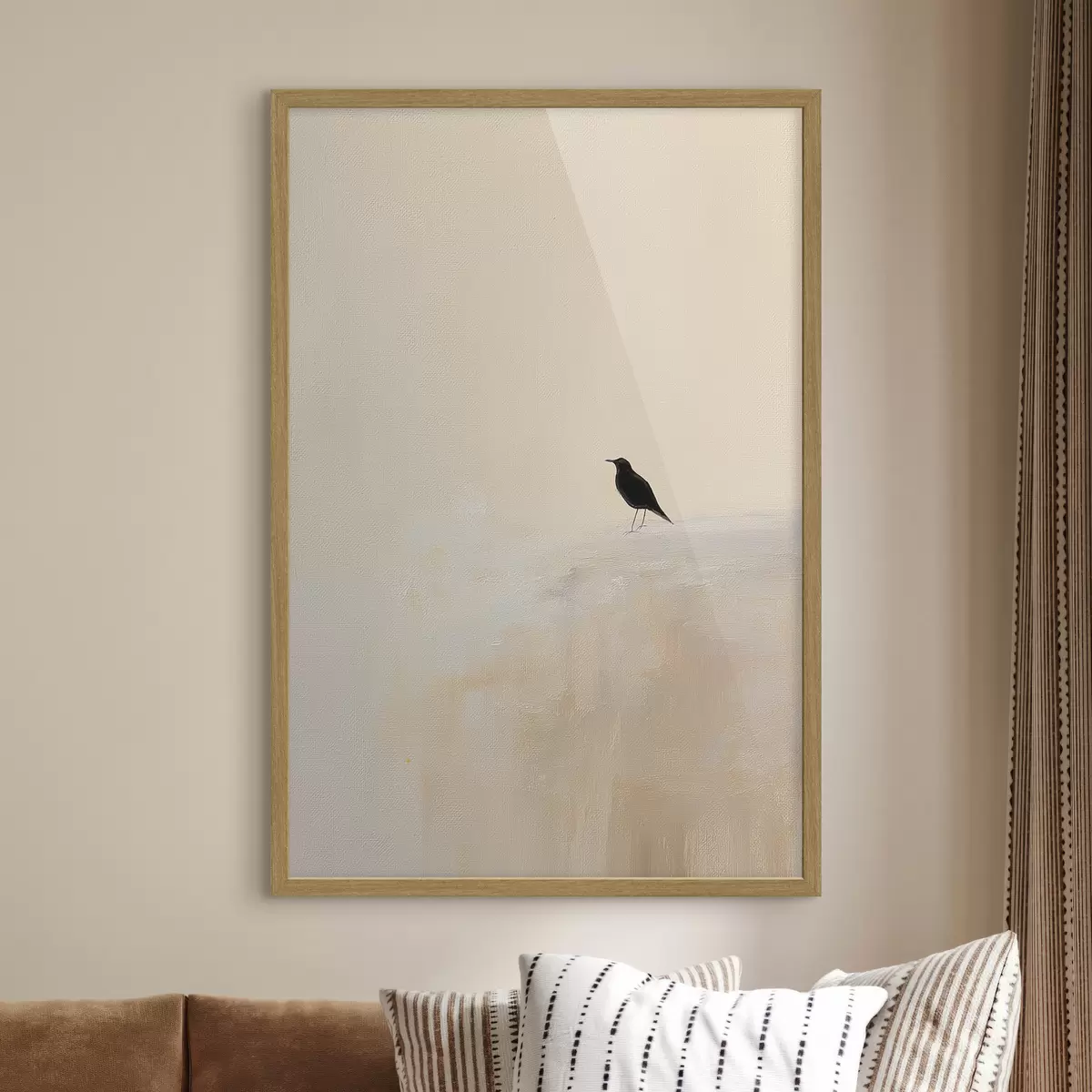 Poster Einsamer Vogel auf warmem beigem Hintergrund f45882