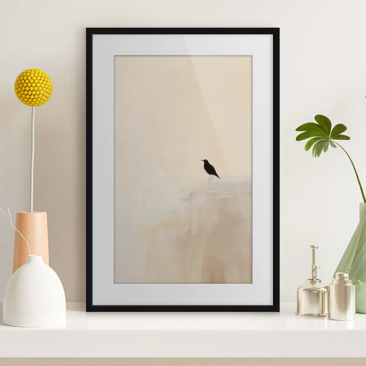 Poster Einsamer Vogel auf warmem beigem Hintergrund f45882