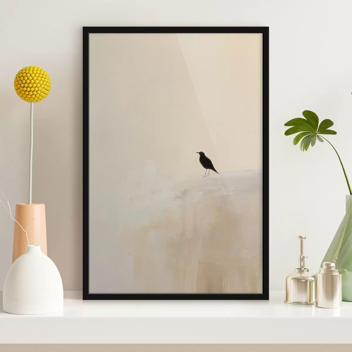 Poster Einsamer Vogel auf warmem beigem Hintergrund f45882