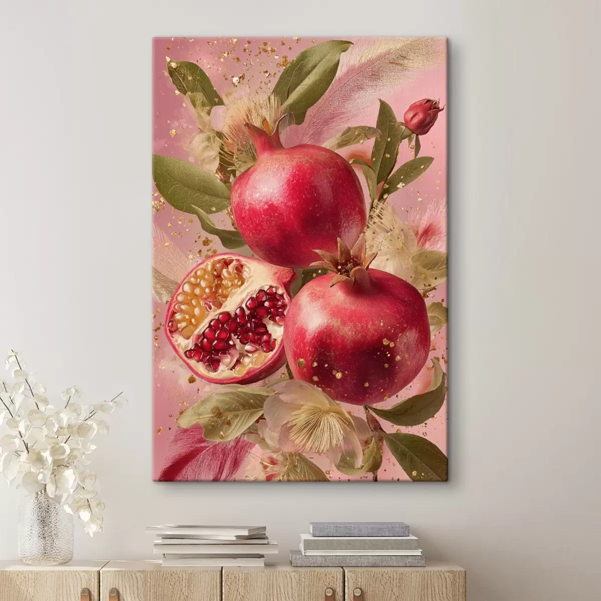 Fototapete Reife Granatäpfel auf rosa Hintergrund mit Blättern und goldenen Sprenkeln s45868