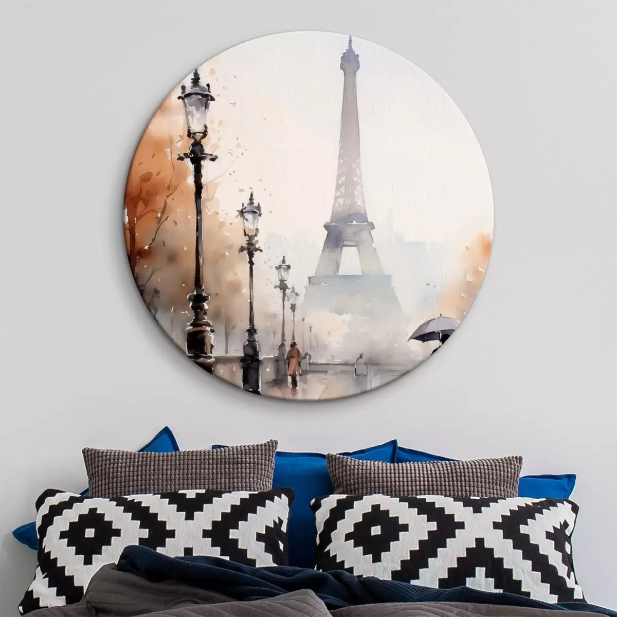 Runde Wandbilder Ein regnerischer Tag in Paris mit dem Eiffelturm im Hintergrund und Vintage-Straßenlaternen r45930