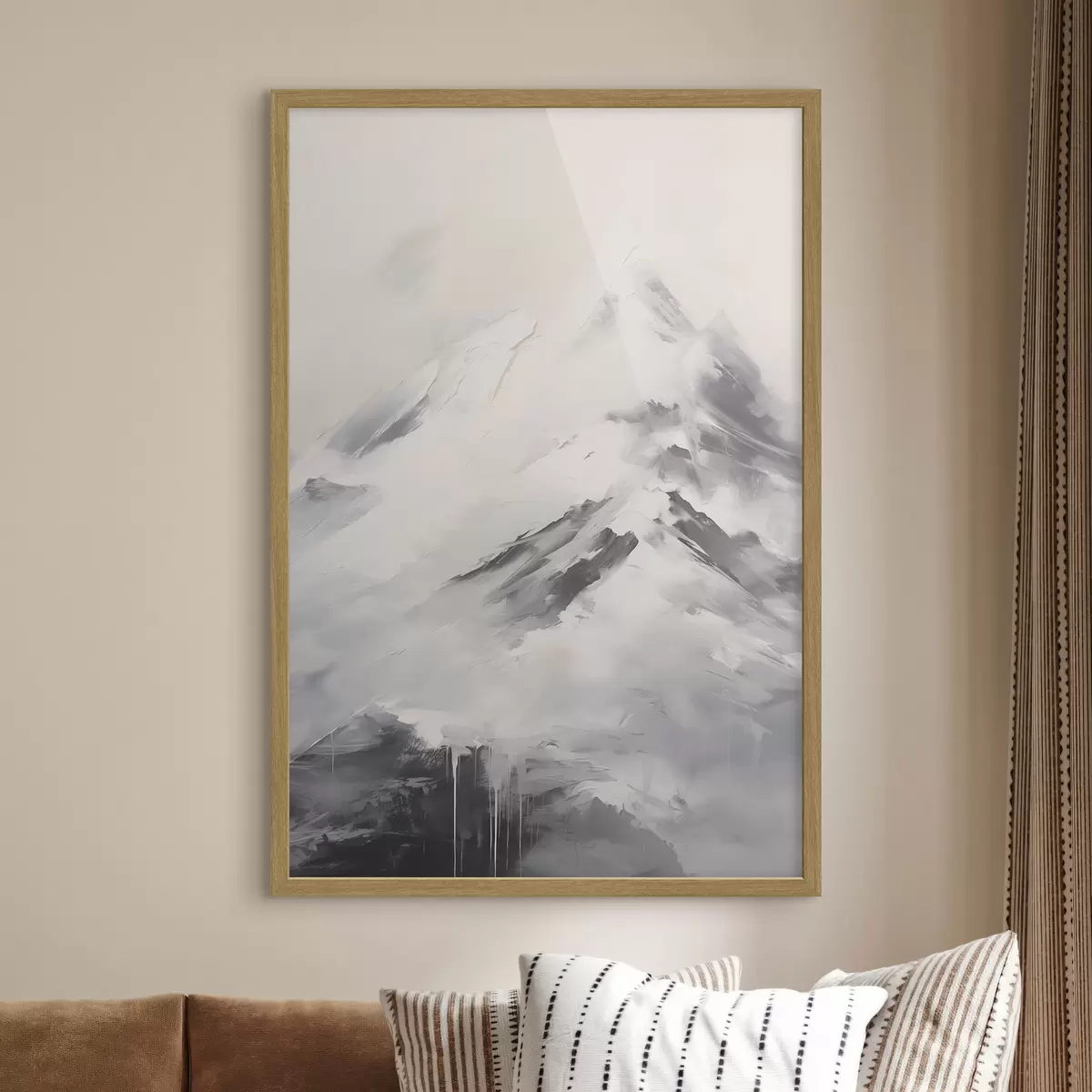 Poster Verschneite Berggipfel mit grauen Schatten, grauer Himmel, Pinselstriche, strukturiert, minimalistisch f45932