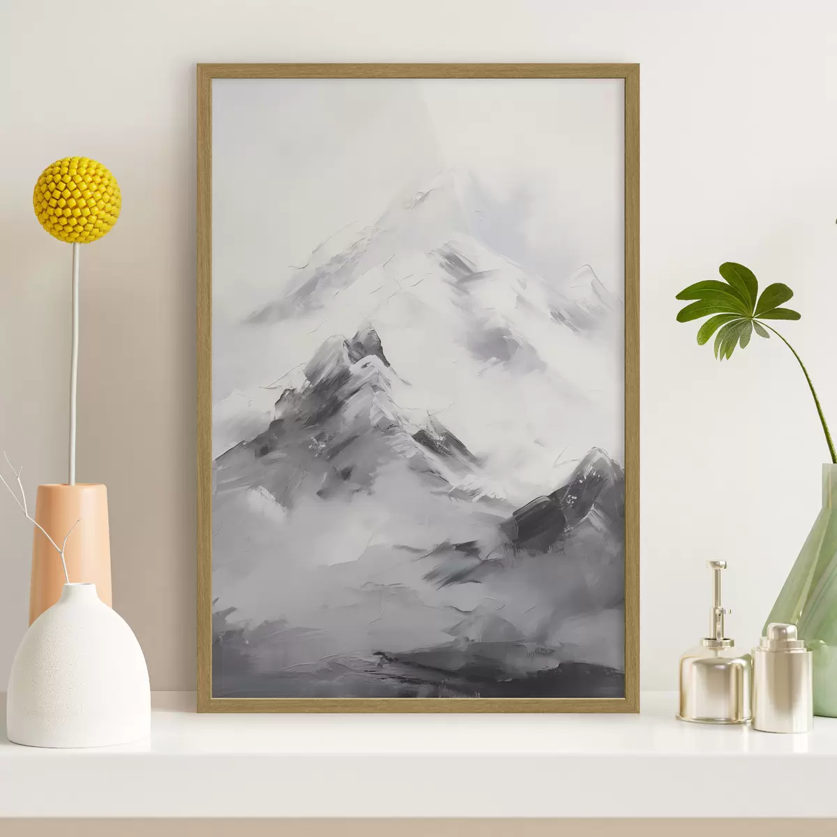 Poster Verschneite Berggipfel mit grauen Schatten, grauer Himmel, Pinselstriche, strukturiert, minimalistisch f45933