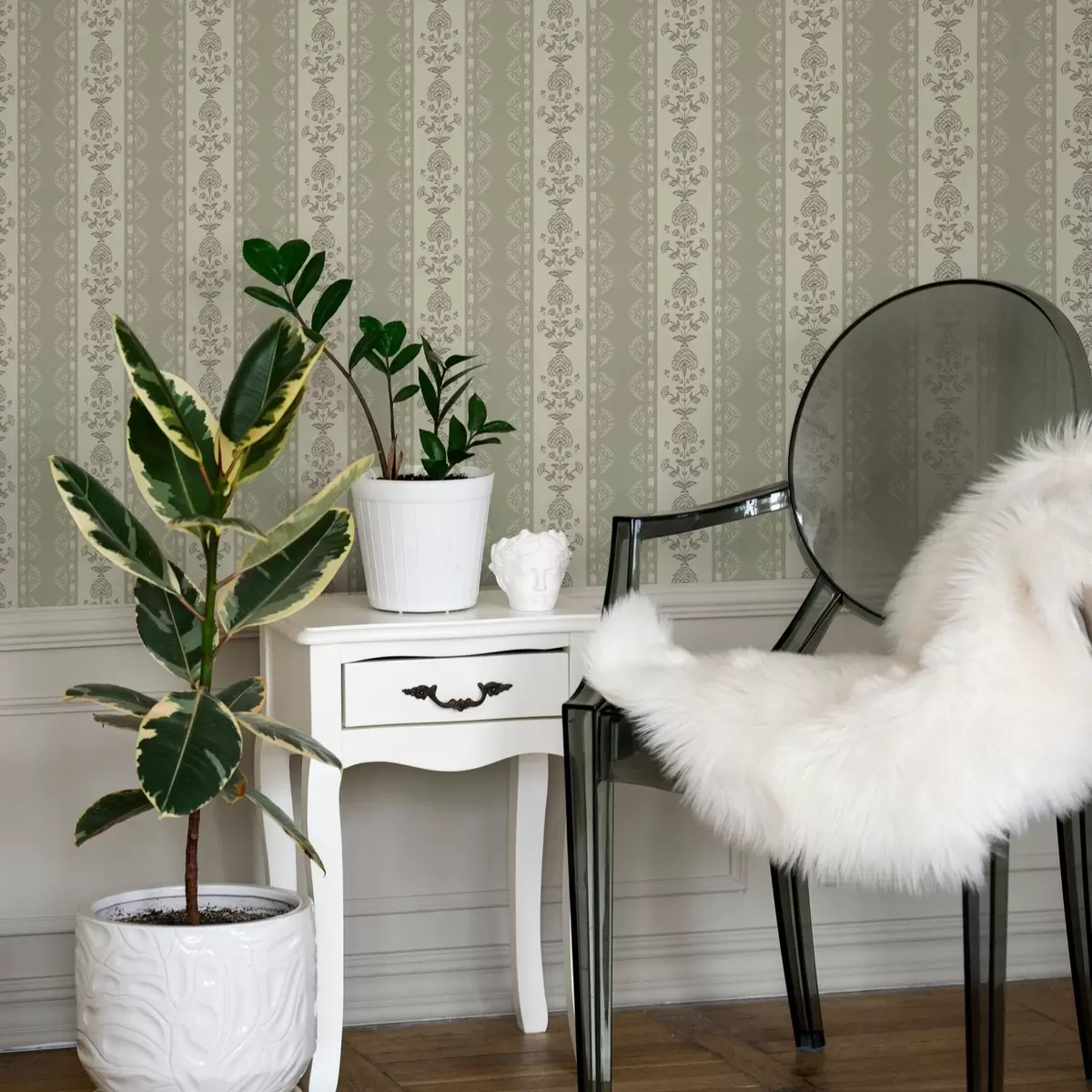 Tapete Gestreiftes Ornament mit floralen Säulen in Salbeifarben a00719