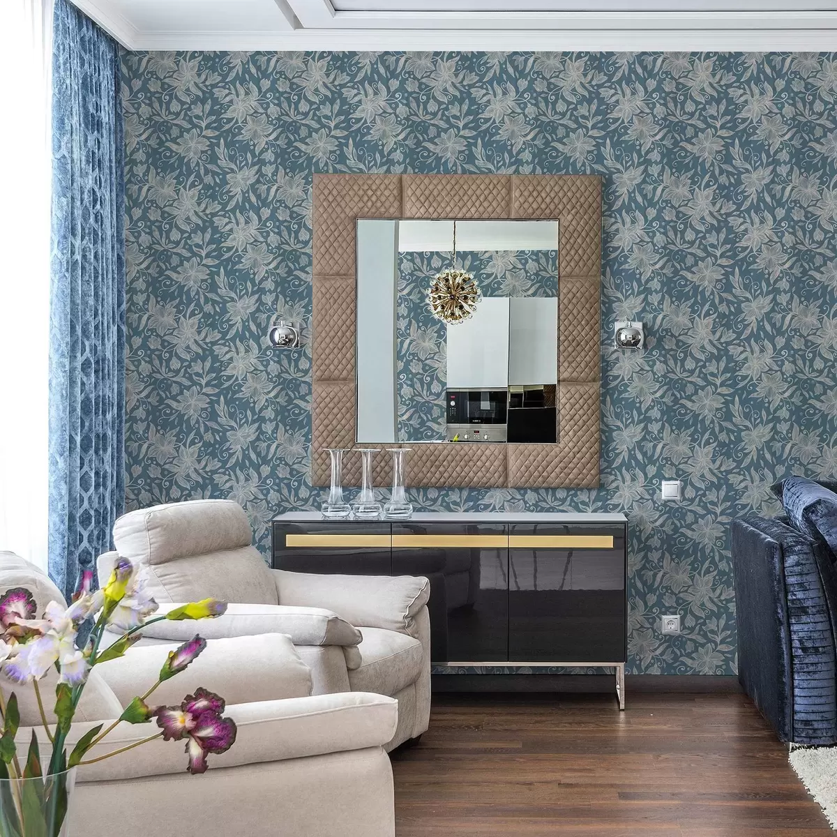 Tapete Cremefarbene lineare Blumen auf blauem Hintergrund, zarte Schnörkel a00630