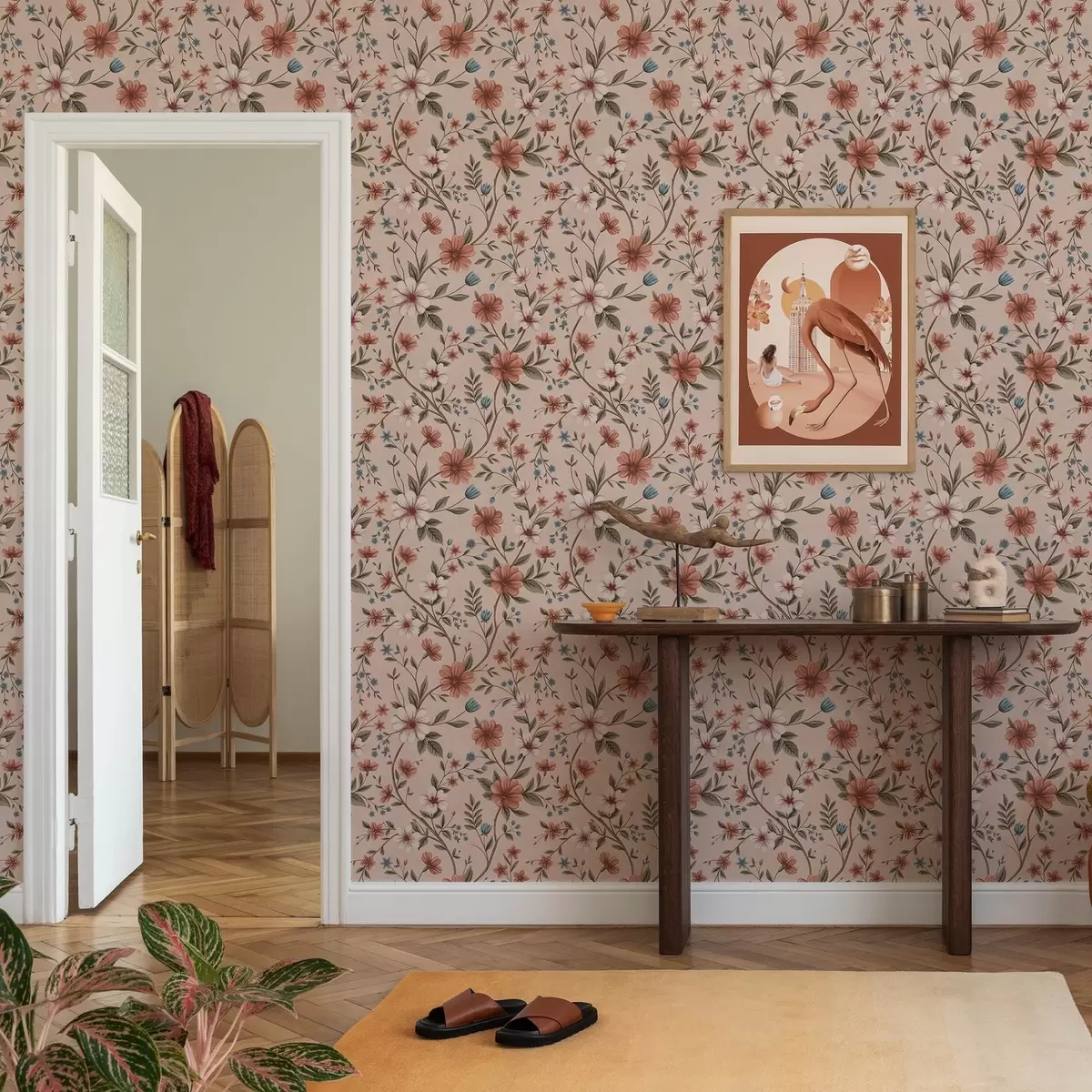 Tapete Rosa-korallenrote Blüten und Blätter auf altrosa Hintergrund a00667