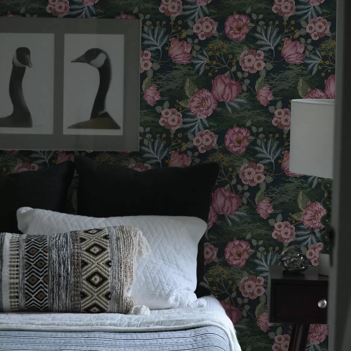 Tapete Dunkle Flora mit rosa Blüten und Blättern, tiefer Hintergrund a00724