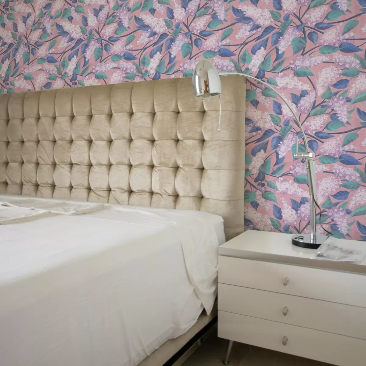 Tapete Zarte lila Blüten auf rosa Hintergrund, Frühlingsstimmung a00797