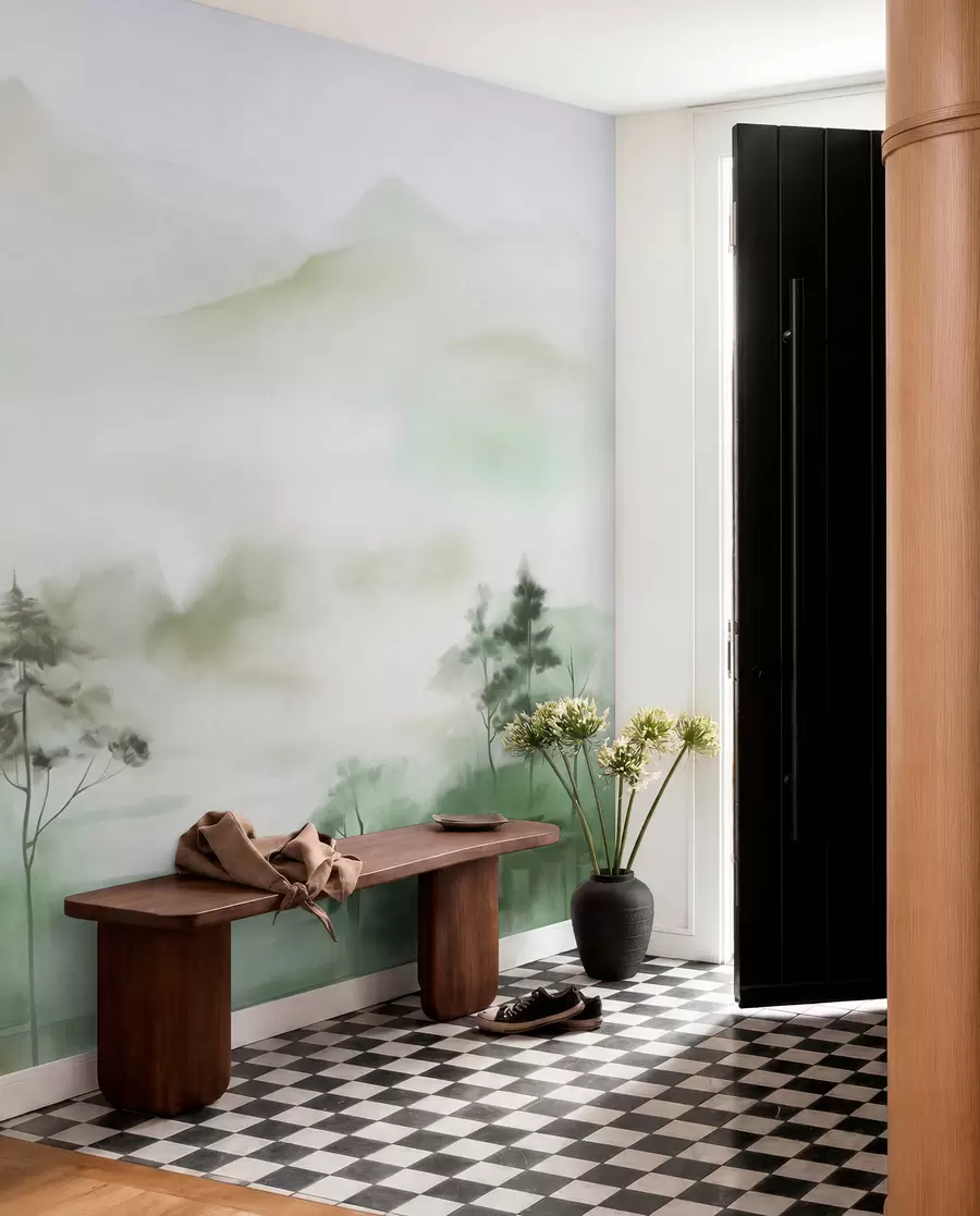 Fototapete Neblige Landschaft mit hohen Bäumen und Bergen in gedämpften Grün- und Grautönen, minimalistischer Stil, strukturiert w09469