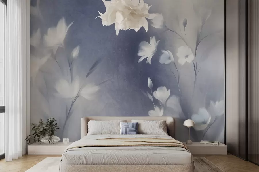 Fototapete Weiße, strukturierte Blumen mit langen Stielen, zarte Knospen vor einem verschwommenen Hintergrund aus Blau- und Weißtönen w09484