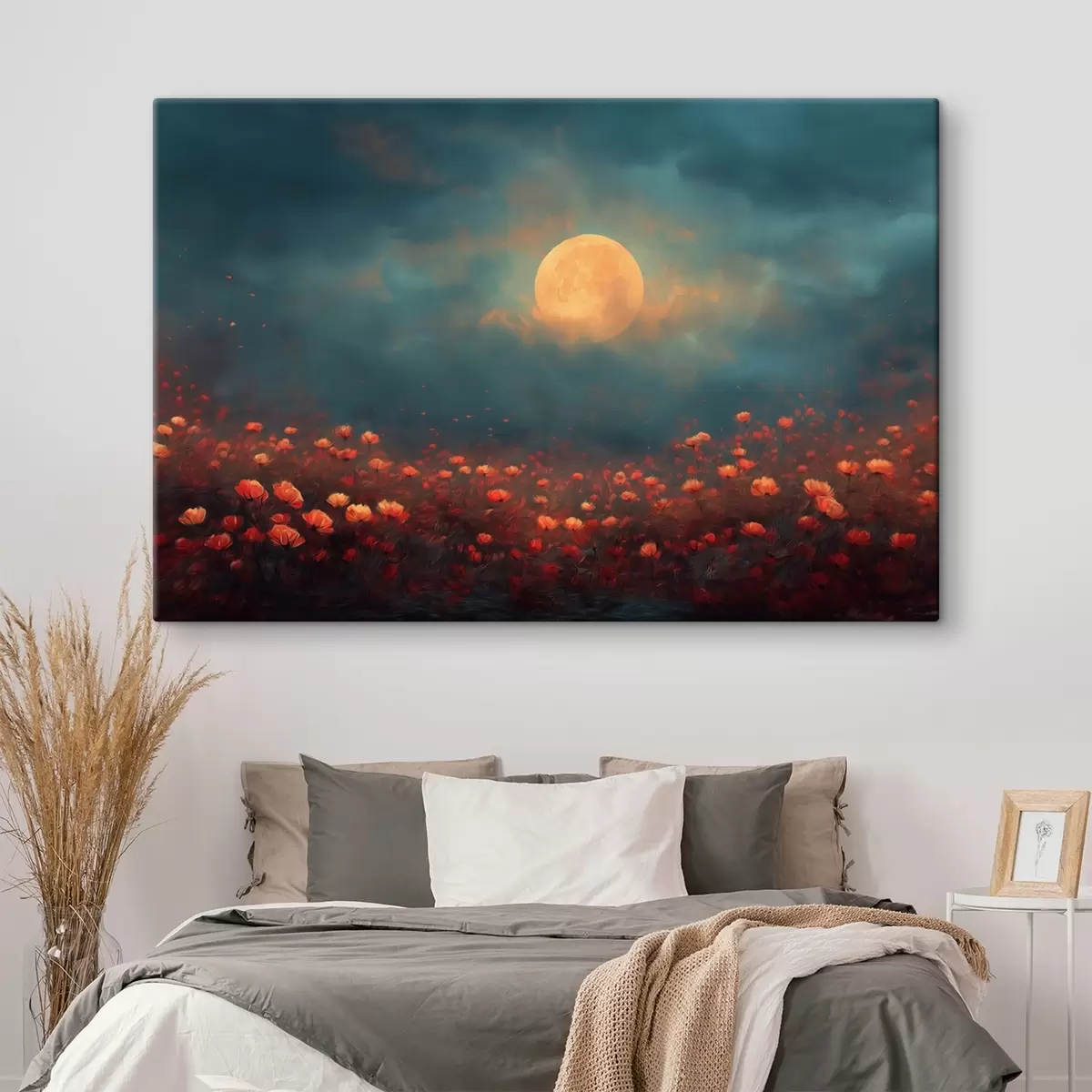 Fototapete Mond über einem Feld voller roter Blumen an einem nebligen Abendhimmel s46167