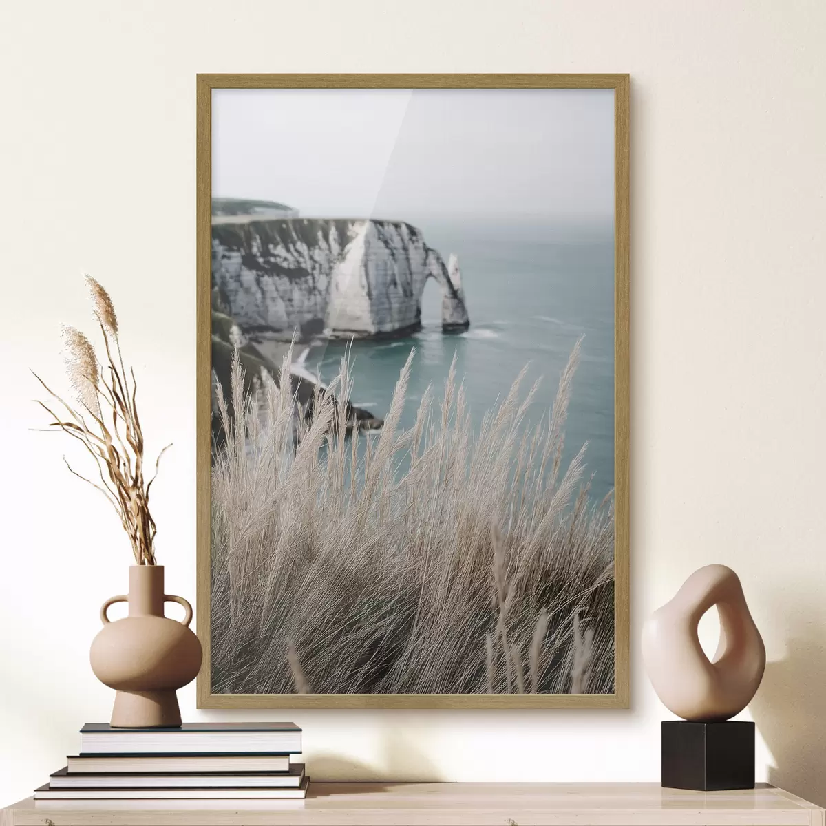 Poster Meer und Felsbogen, Blick durch trockenes Gras f46142