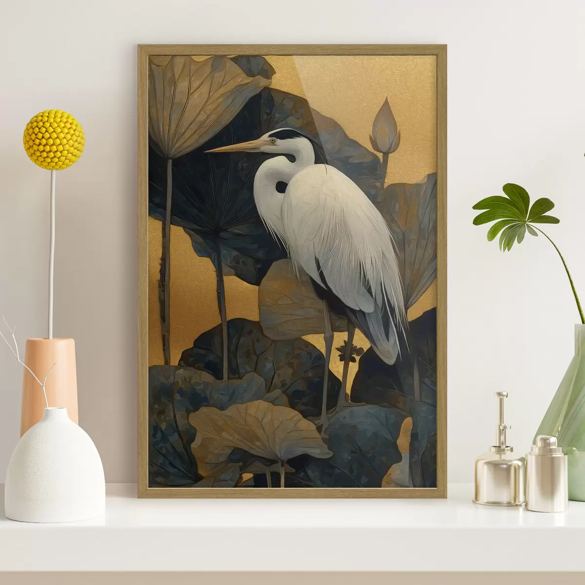 Poster Weißer Reiher zwischen großen Blättern auf warmem Hintergrund f46147