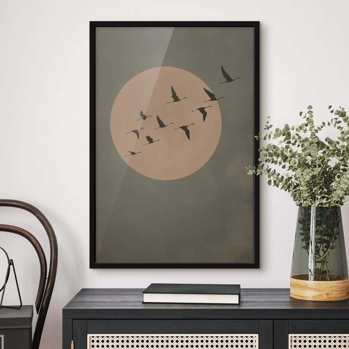 Poster Ein Vogelschwarm fliegt vor einem großen, warmen Mond f46162