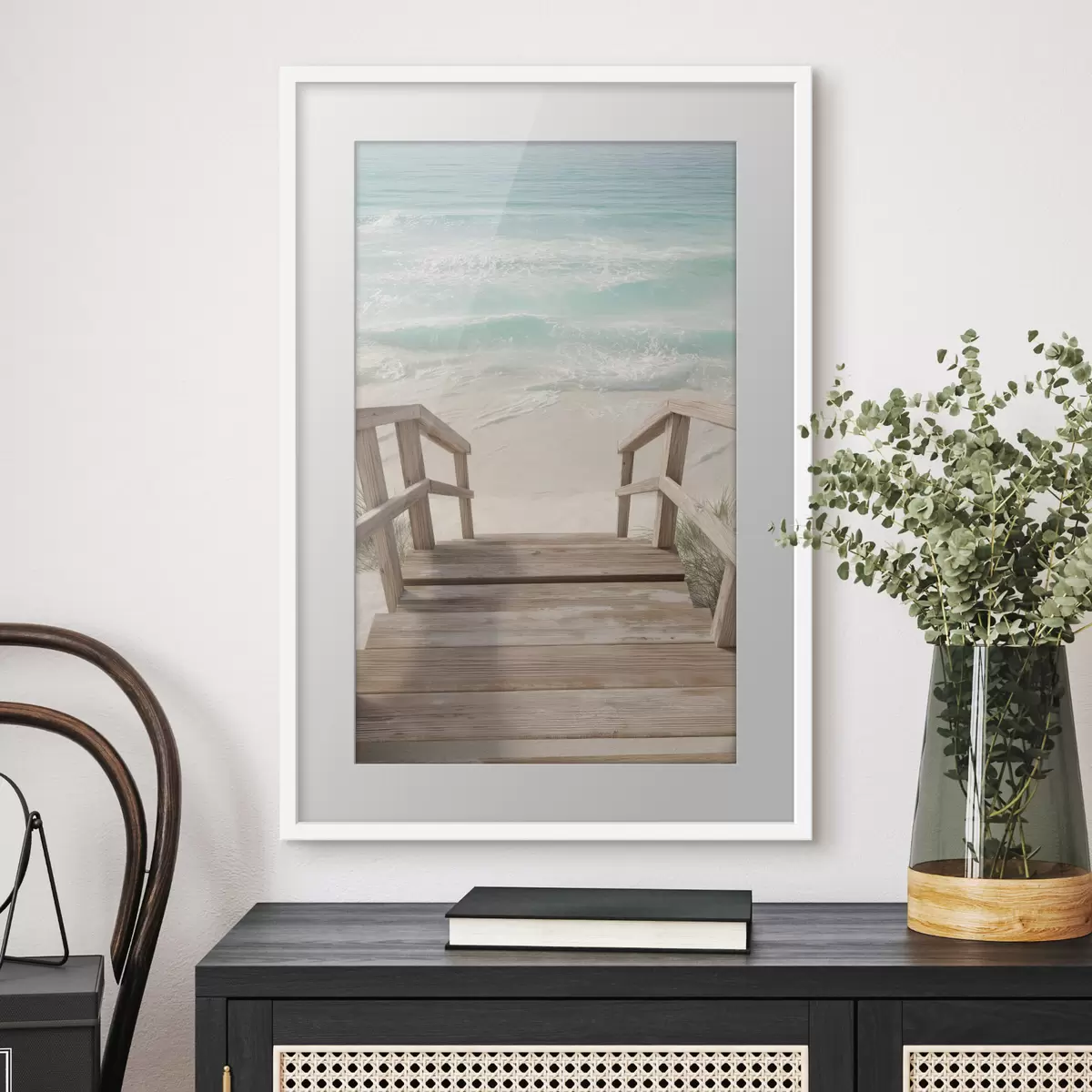 Poster Holztreppe, die zu einem türkisfarbenen Strand führt f46163