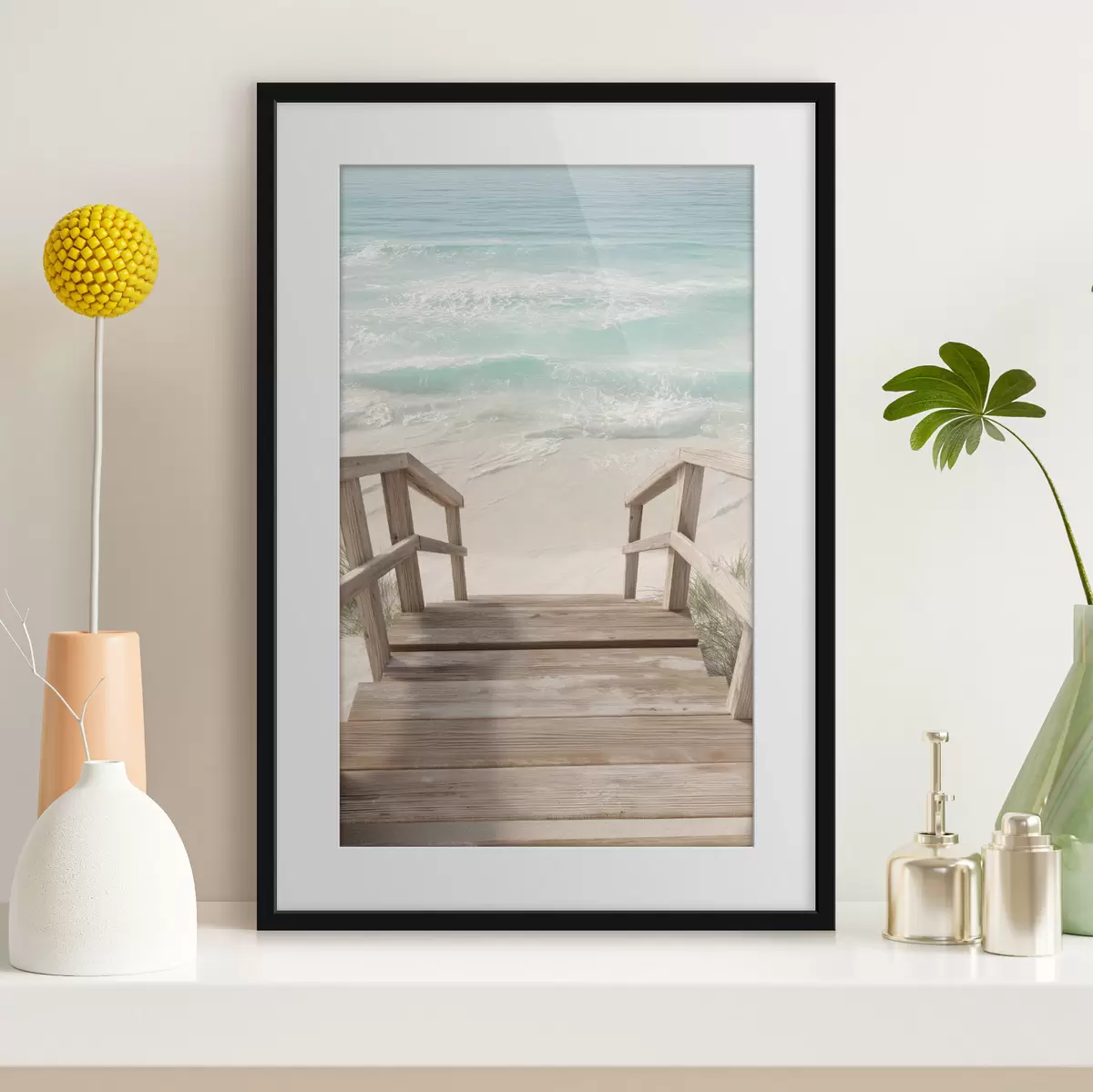 Poster Holztreppe, die zu einem türkisfarbenen Strand führt f46163