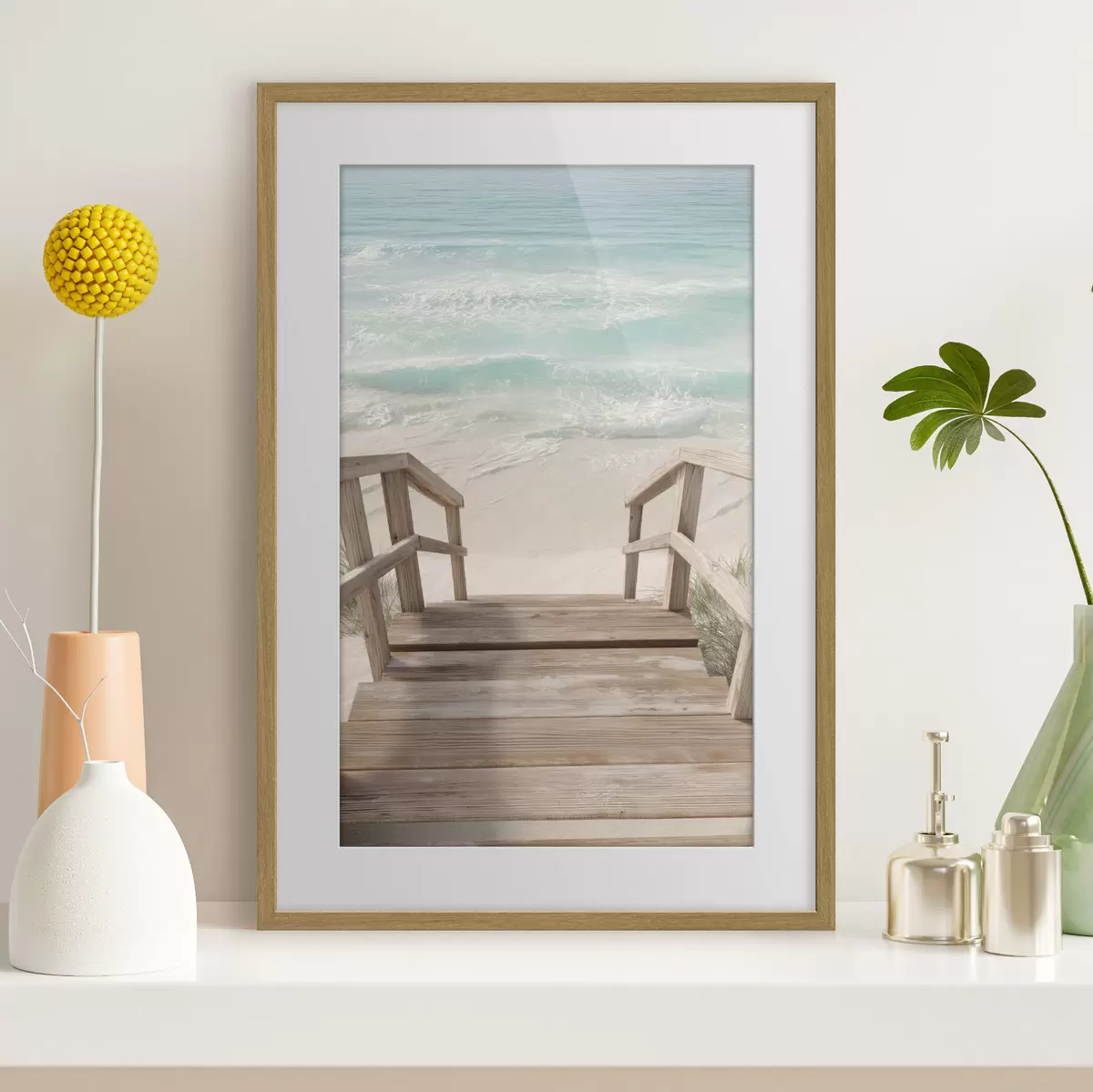 Poster Holztreppe, die zu einem türkisfarbenen Strand führt f46163