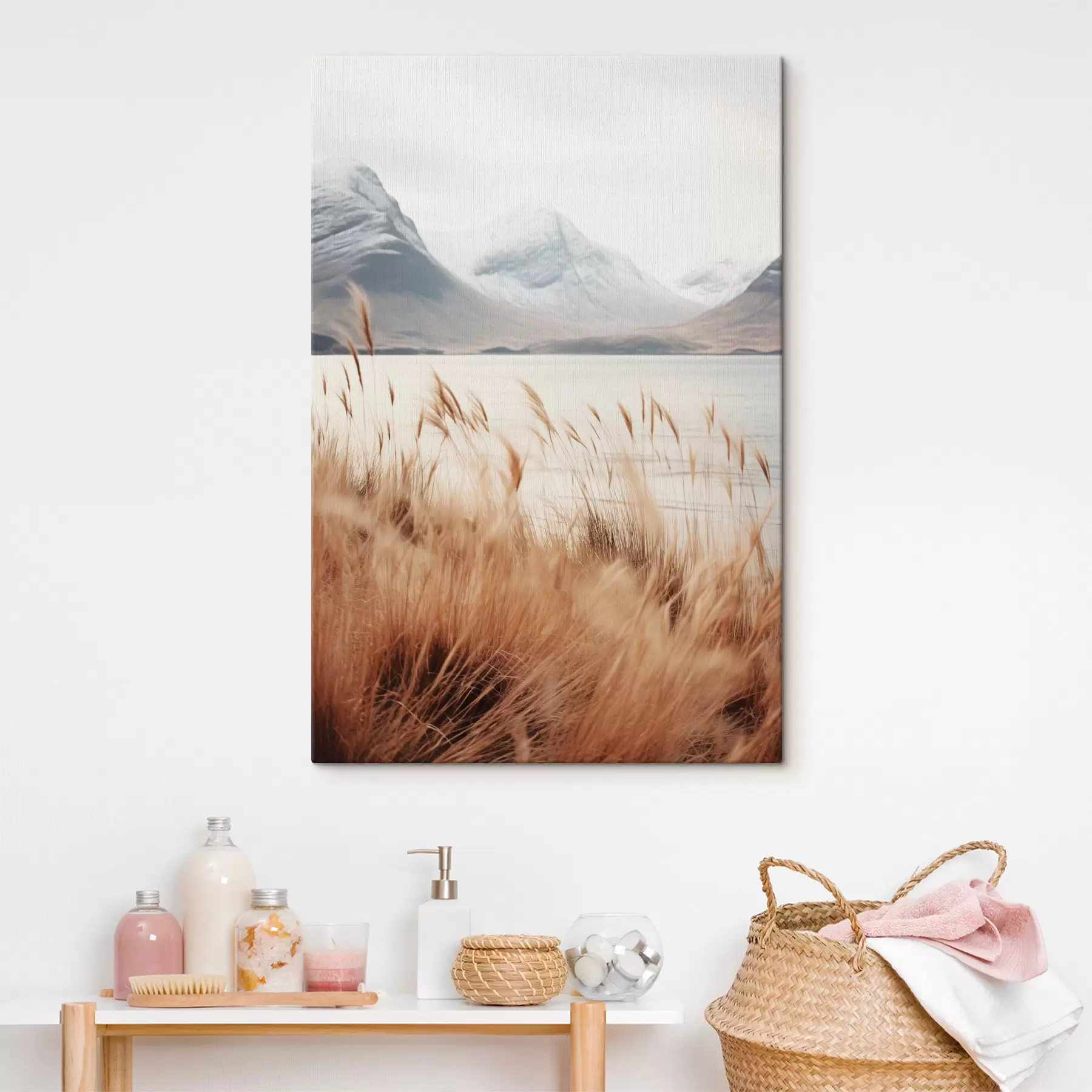 Fototapete Pampasgrasfeld vor einer Seenlandschaft mit schneebedeckten Bergen im Hintergrund, weiches Licht s46282