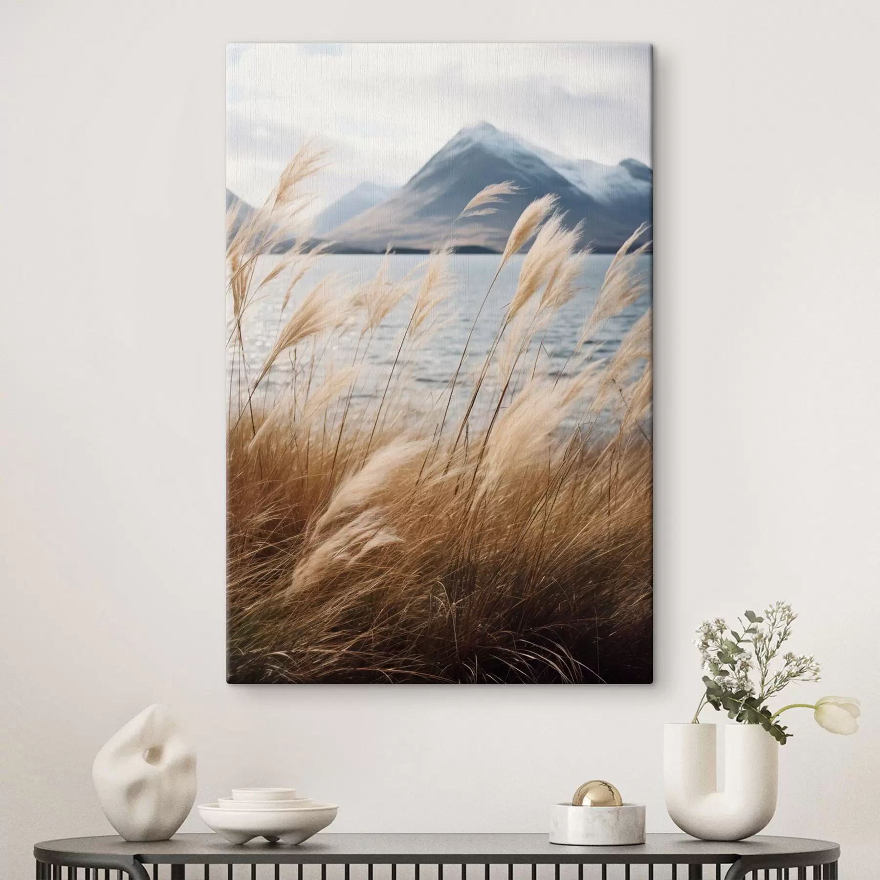 Fototapete Pampasgras mit einem See und Bergen im Hintergrund, sanfte Beleuchtung, gedämpfte Farben, naturalistischer Stil s46283