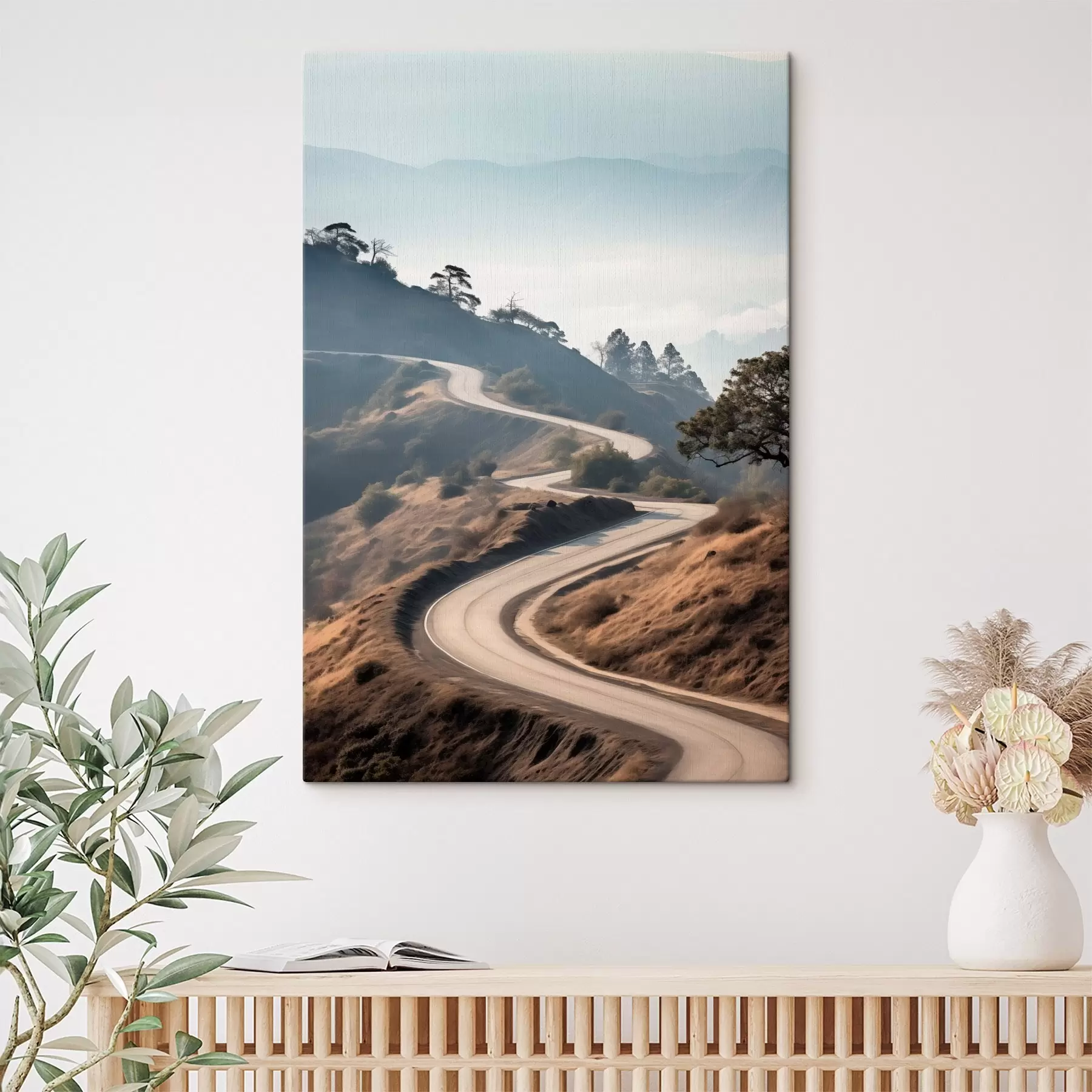 Fototapete Eine kurvenreiche Straße durch eine hügelige Landschaft mit trockenem Gras unter einem klaren Himmel und Bergen in der Ferne s46289