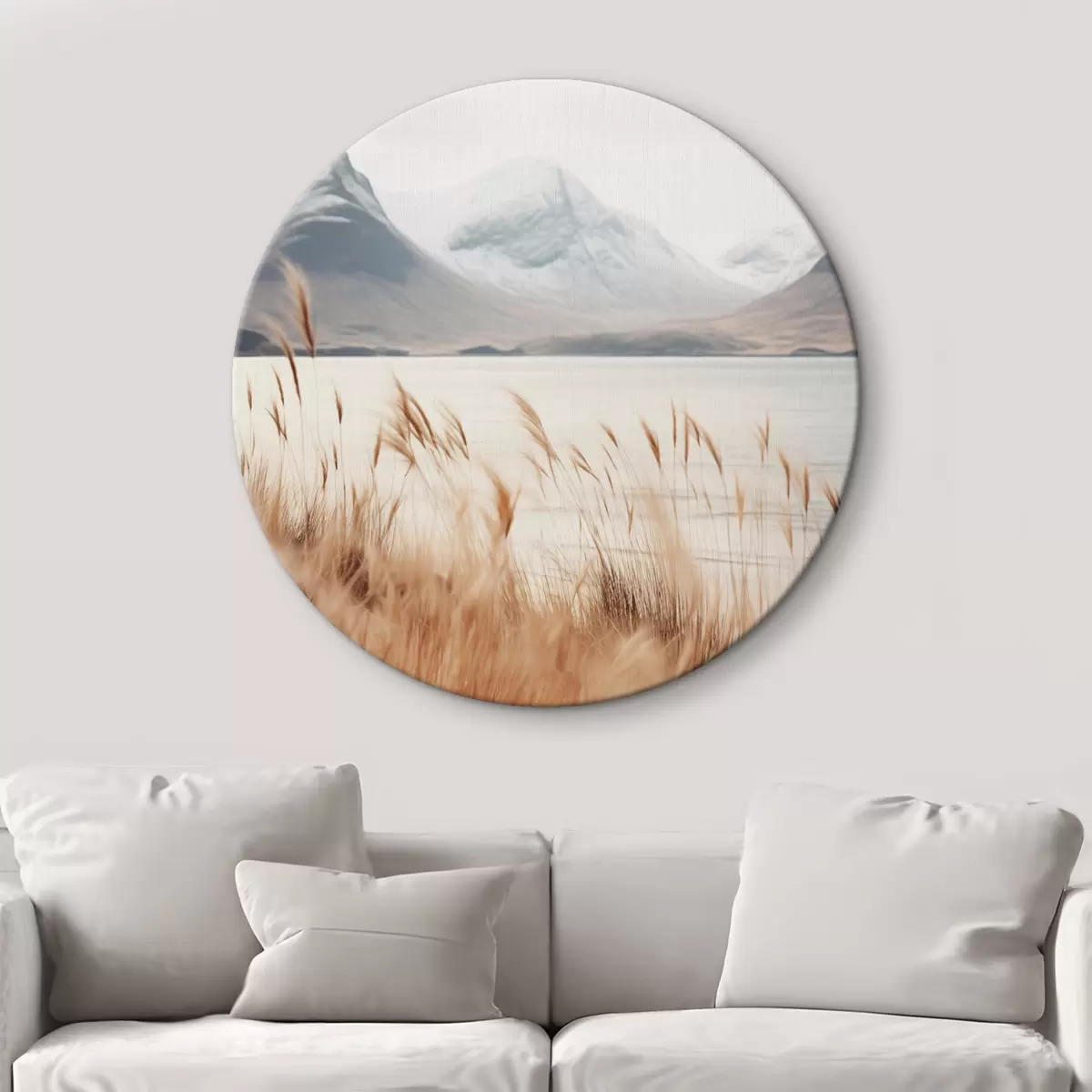 Runde Wandbilder Pampasgrasfeld vor einer Seenlandschaft mit schneebedeckten Bergen im Hintergrund, weiches Licht r46282