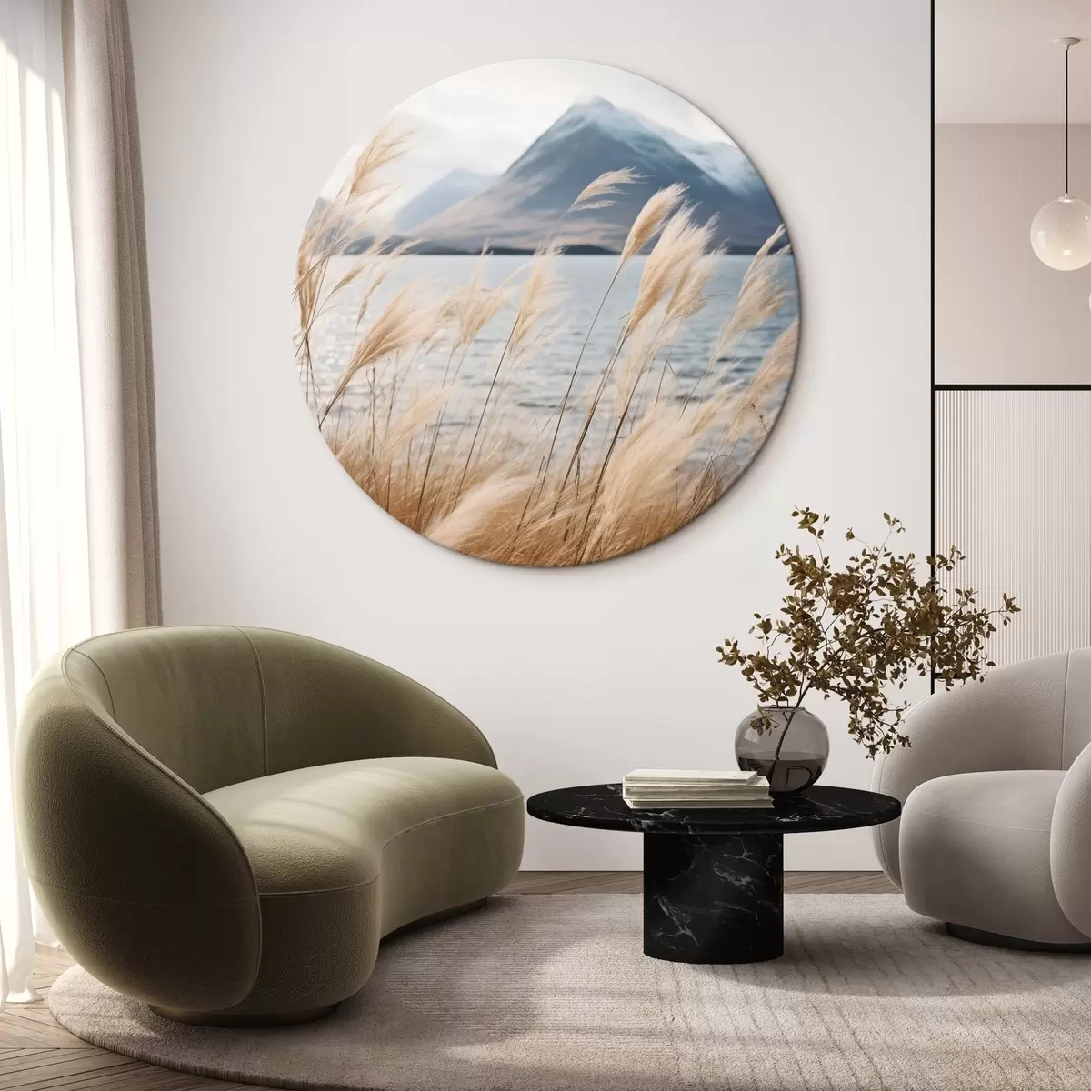 Runde Wandbilder Pampasgras mit einem See und Bergen im Hintergrund, sanfte Beleuchtung, gedämpfte Farben, naturalistischer Stil r46283