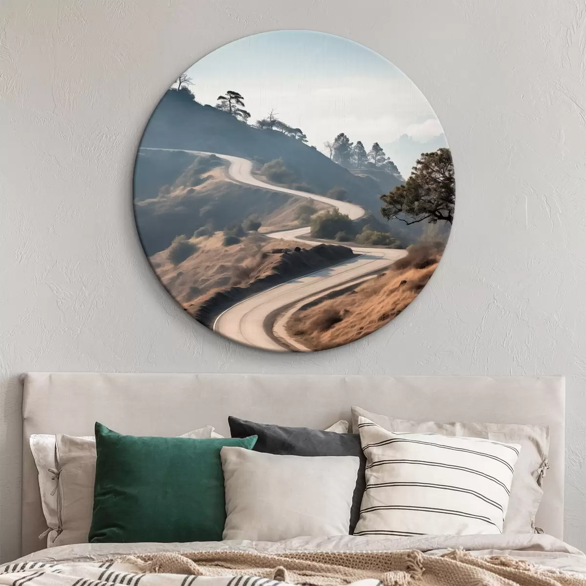 Runde Wandbilder Eine kurvenreiche Straße durch eine hügelige Landschaft mit trockenem Gras unter einem klaren Himmel und Bergen in der Ferne r46289