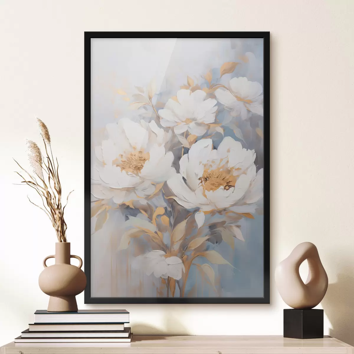 Poster Weiße Pfingstrosen mit blauen Blütenkernen und Blättern, sanfte Pinselstriche, hellblauer Hintergrund, Blumenarrangement f46270