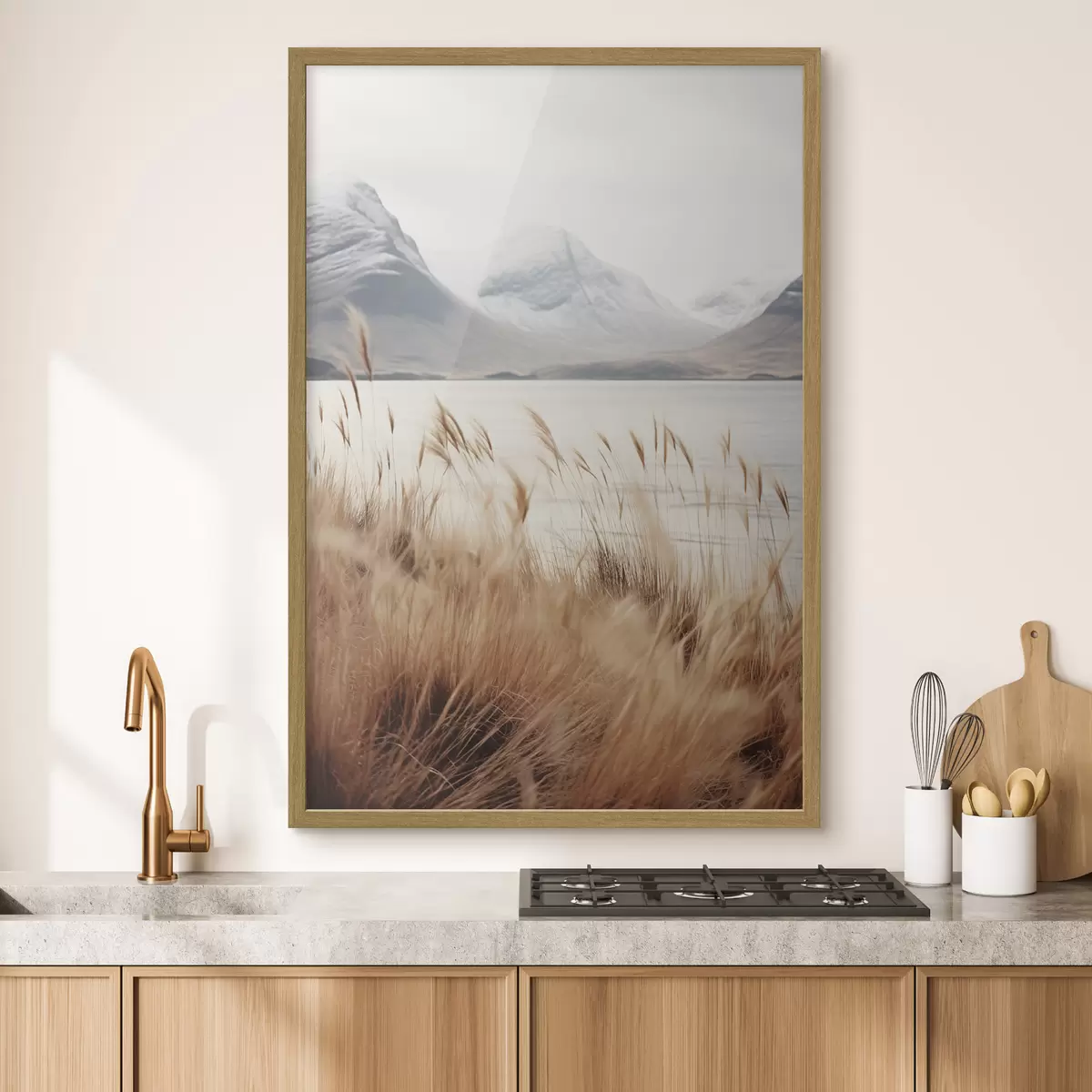 Poster Pampasgrasfeld vor einer Seenlandschaft mit schneebedeckten Bergen im Hintergrund, weiches Licht f46282