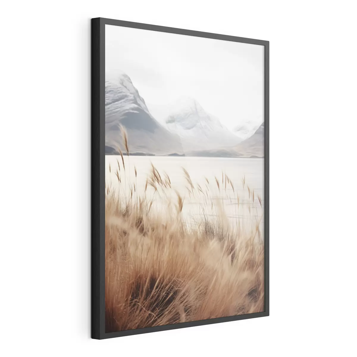 Poster Pampasgrasfeld vor einer Seenlandschaft mit schneebedeckten Bergen im Hintergrund, weiches Licht f46282