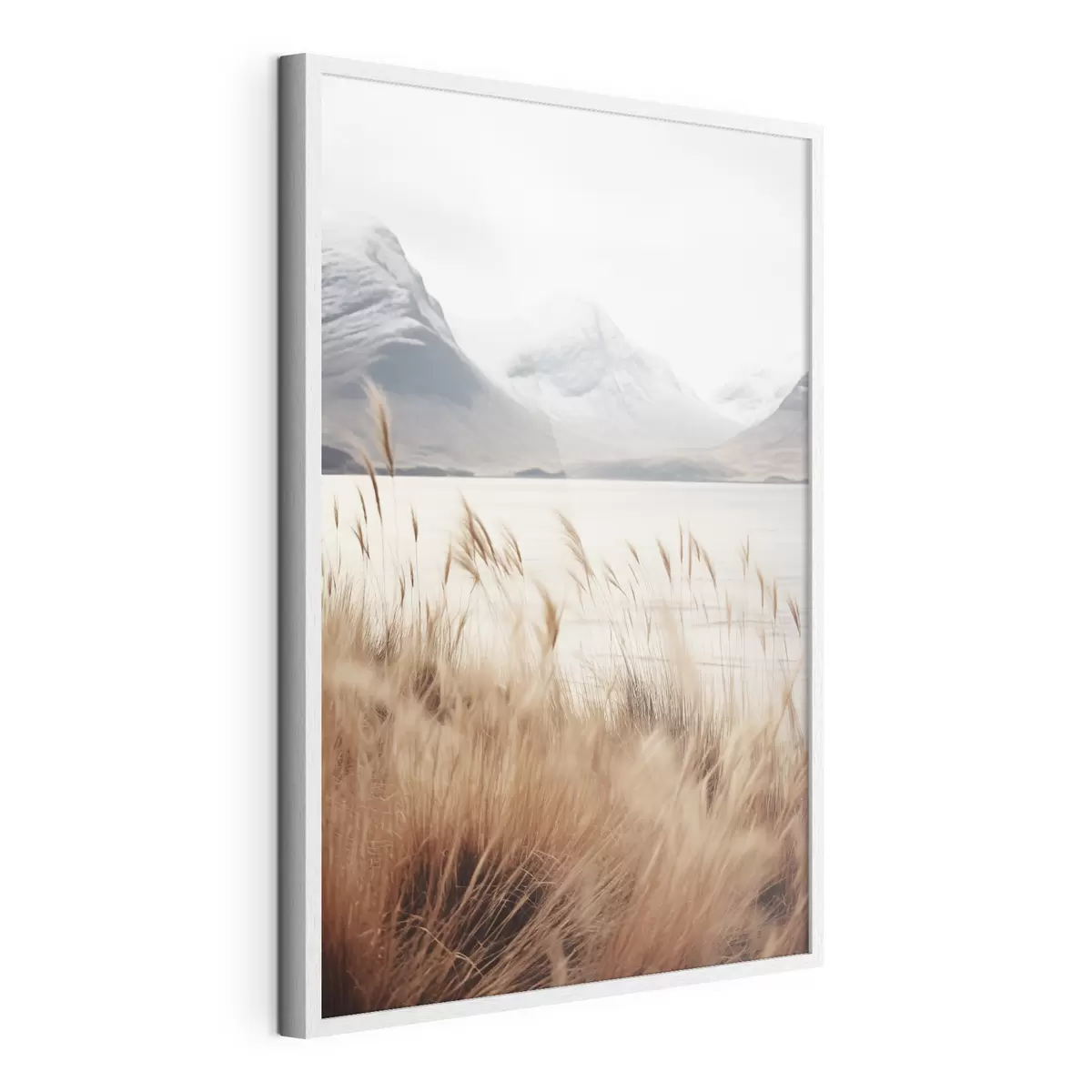 Poster Pampasgrasfeld vor einer Seenlandschaft mit schneebedeckten Bergen im Hintergrund, weiches Licht f46282