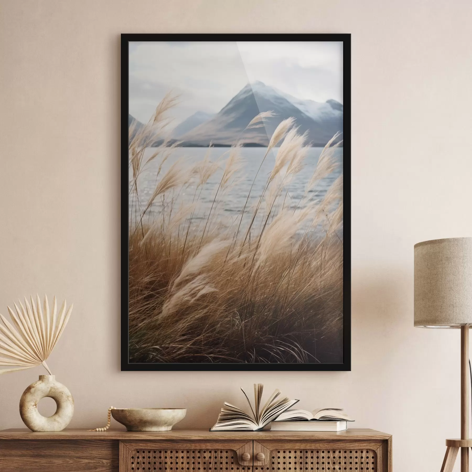 Fototapete Pampasgras mit einem See und Bergen im Hintergrund, sanfte Beleuchtung, gedämpfte Farben, naturalistischer Stil f46283