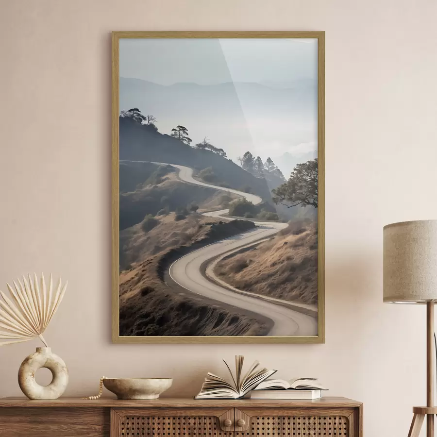 Fototapete Eine kurvenreiche Straße durch eine hügelige Landschaft mit trockenem Gras unter einem klaren Himmel und Bergen in der Ferne f46289