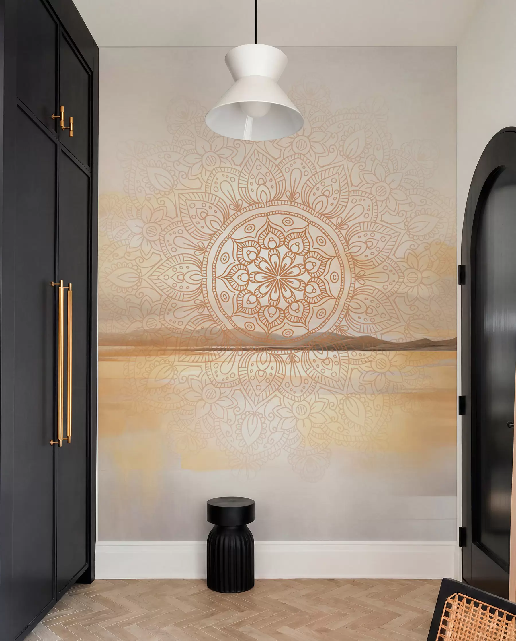 Fototapete Strukturiertes symmetrisches Mandala-Design überlagert eine Landschaft mit Meer, Hügeln und Himmel in sanften Pastellfarben w09491