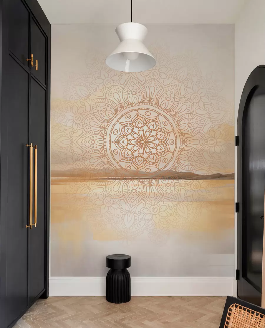 Fototapete Strukturiertes symmetrisches Mandala-Design überlagert eine Landschaft mit Meer, Hügeln und Himmel in sanften Pastellfarben w09491