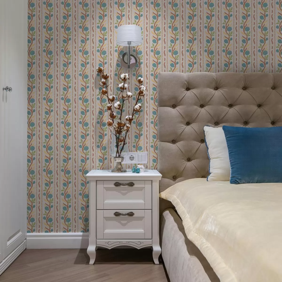 Tapete Vertikale Bouquetstreifen mit blauen Blumen auf warmem Hintergrund a00816v3