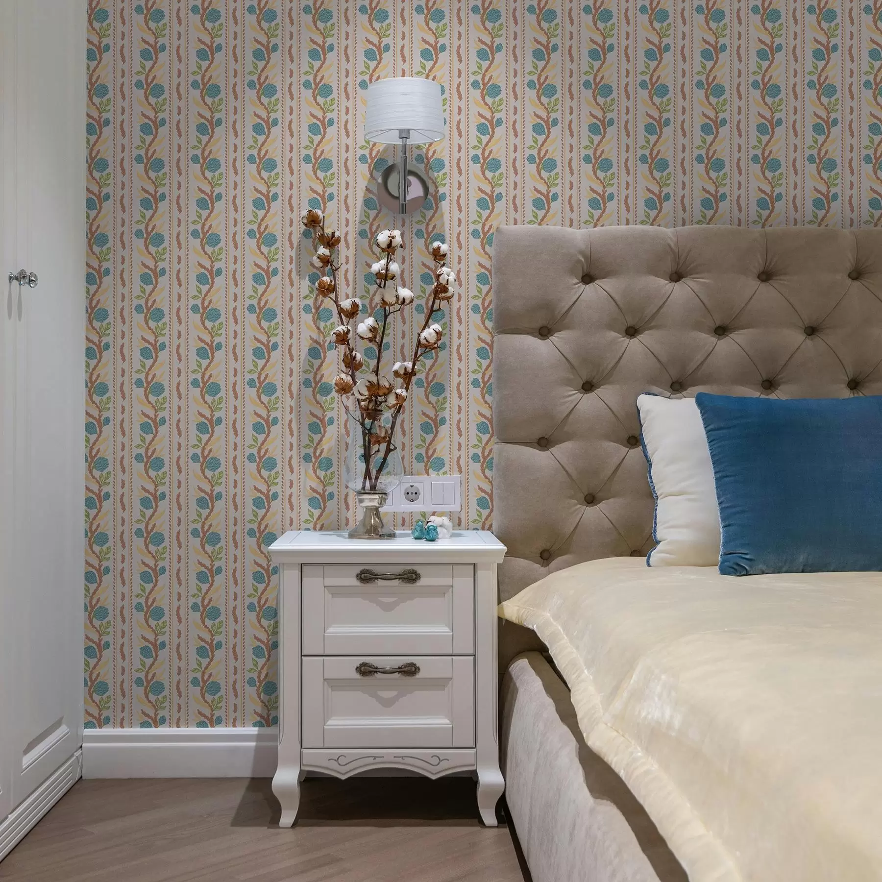 Fototapete Vertikale Bouquetstreifen mit blauen Blumen auf warmem Hintergrund a00816v3