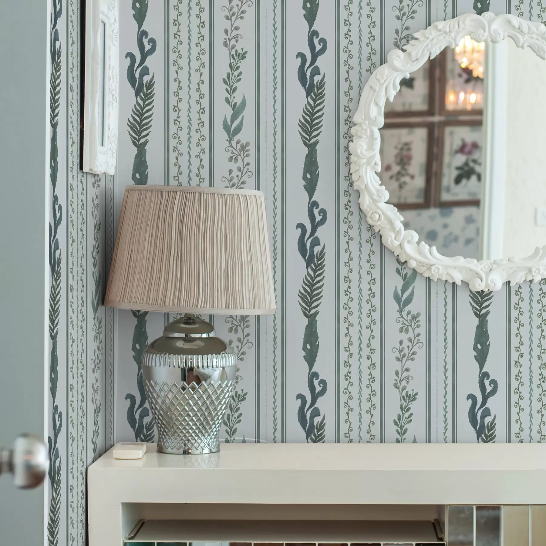 Fototapete Streifen mit Zweigen und Locken auf kühlem Hellblau a00823v1