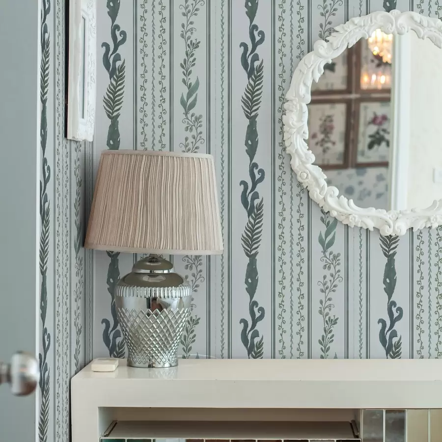 Fototapete Streifen mit Zweigen und Locken auf kühlem Hellblau a00823v1