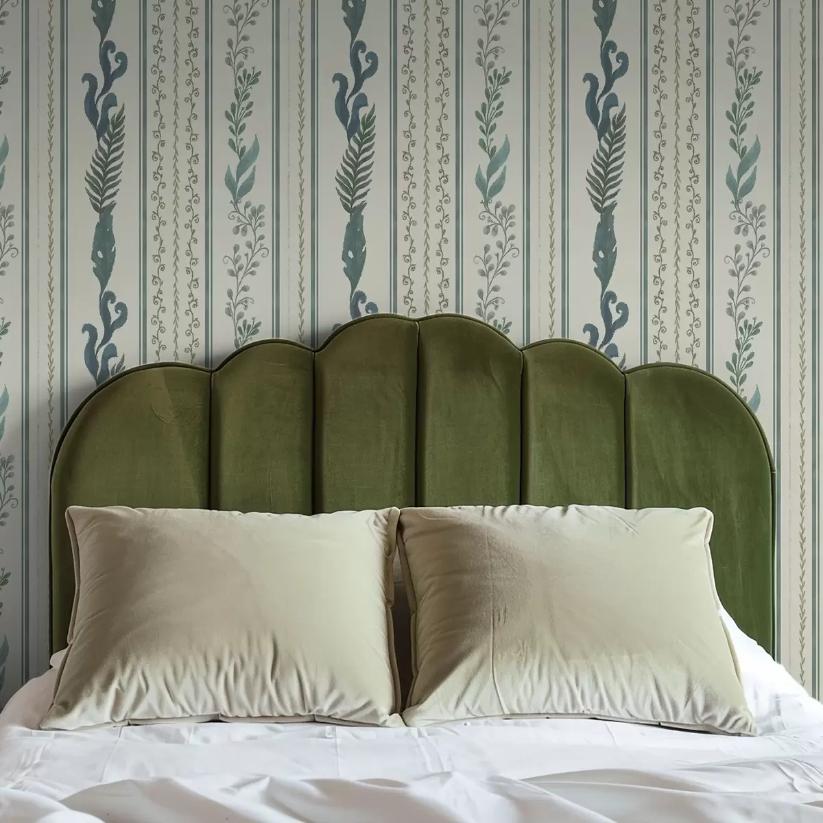 Tapete Streifen mit Zweigen und Locken auf warmem milchigem Grund a00823v2 Tapete Streifen mit Zweigen und Locken auf warmem milchigem Grund a00823v2