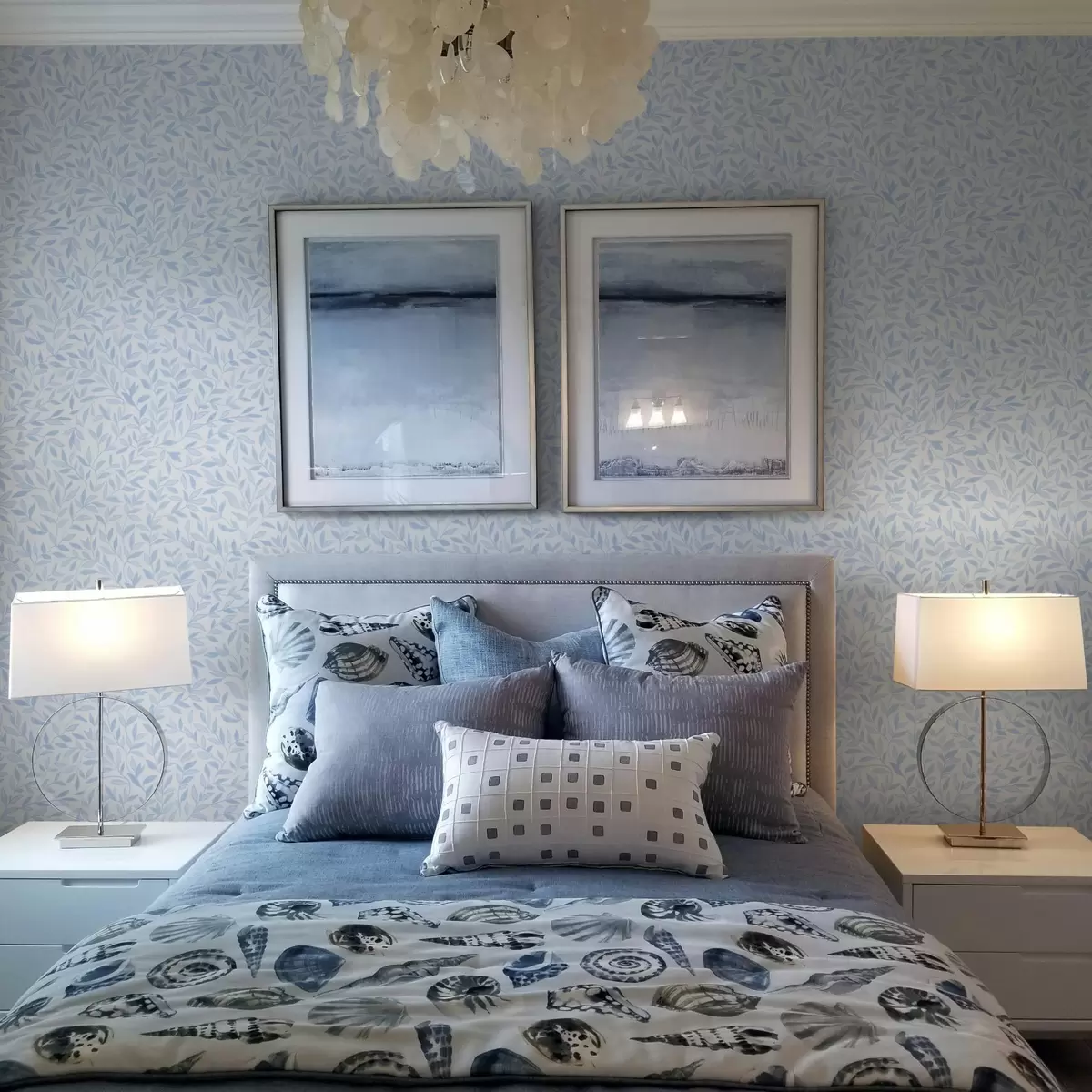 Tapete Blaue Zweige mit Blättern auf hellblauem Hintergrund a00842