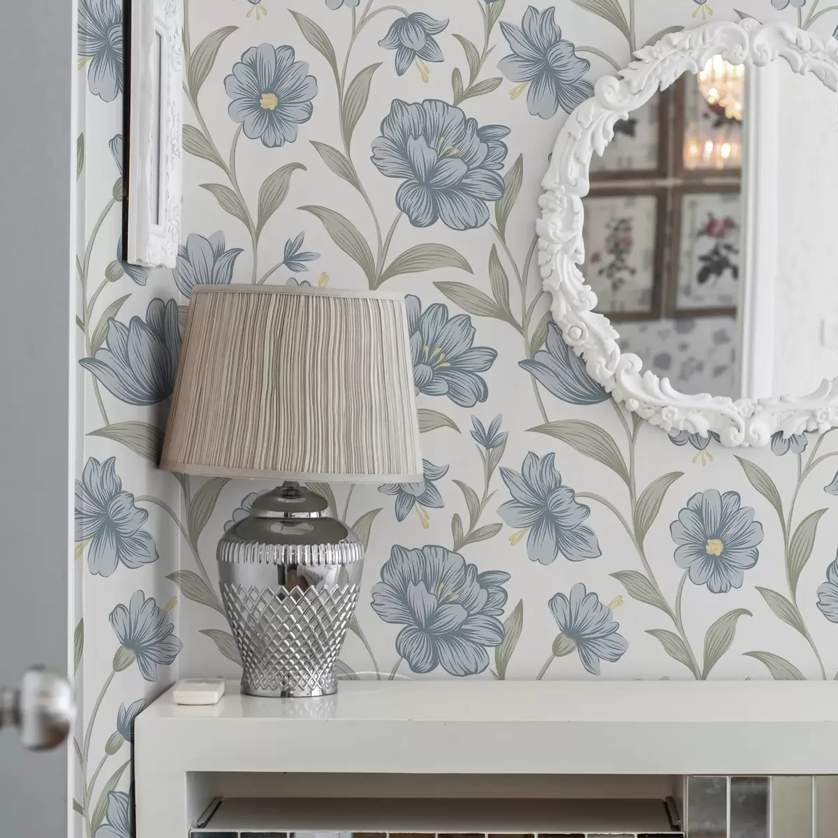 Tapete Staubblaue Blumen mit Olivenblättern auf weißem Hintergrund a00780