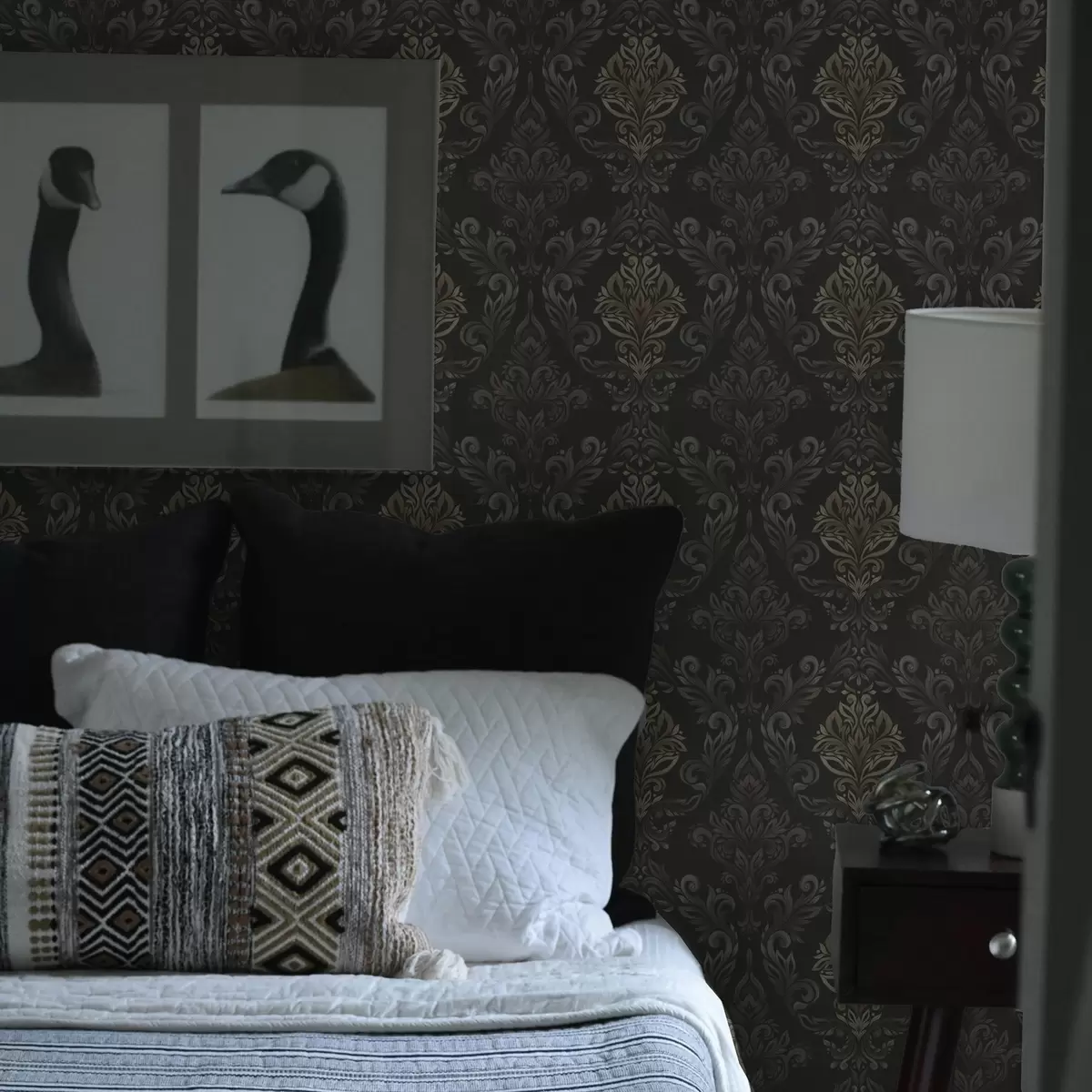 Fototapete Damast auf dunklem Graphitgrund, Akzente in Oliv-Ocker a00828v5