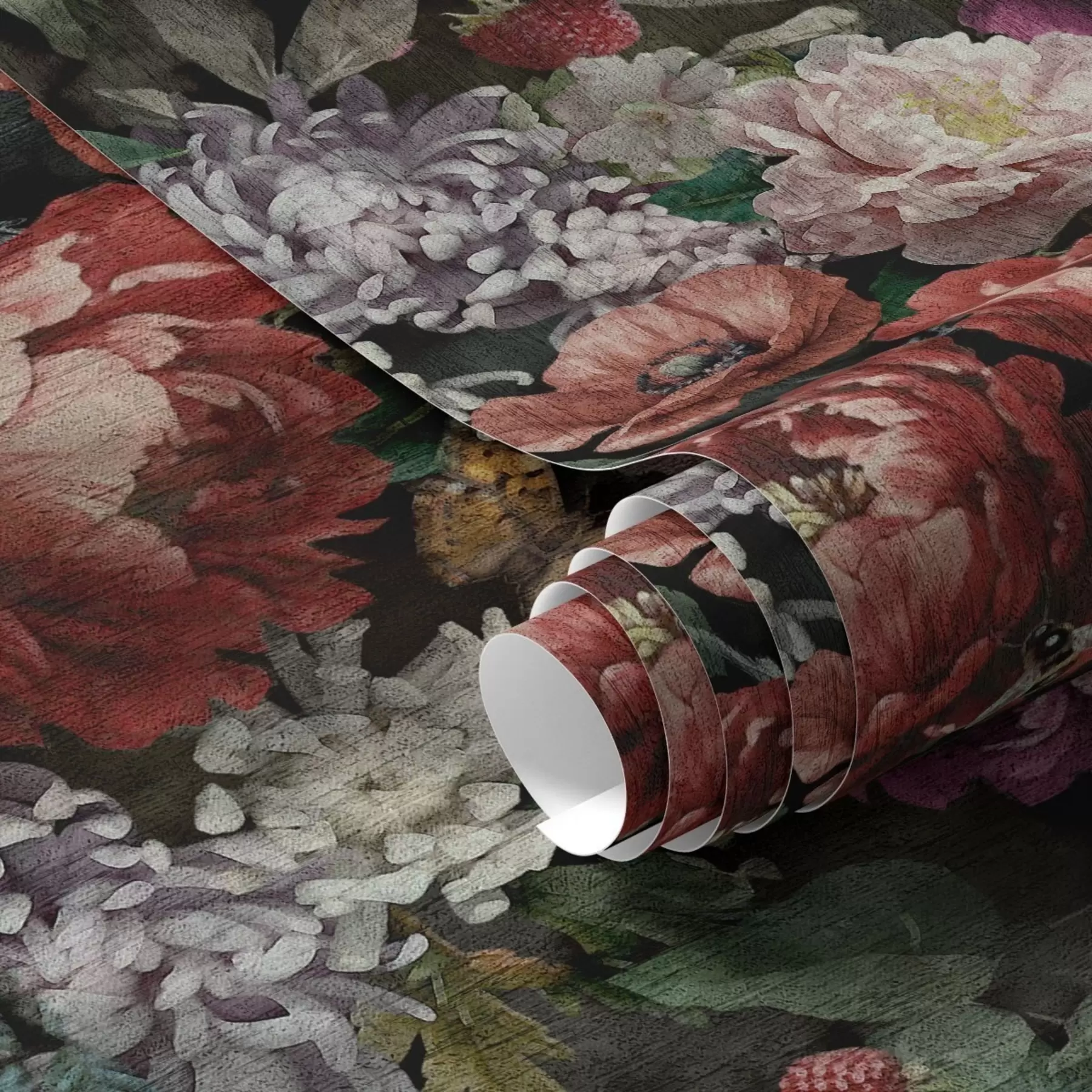 Fototapete Dunkle, dramatische Pfingstrosen, Beeren und Schmetterling auf schwarzem Hintergrund a00862