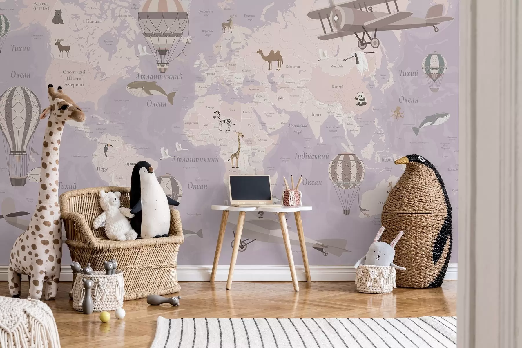 Fototapete Weltkarte für Kinder mit Tieren, Flugzeugen und Heißluftballons. Ukrainische Sprache. Farbe: Lila c00003ukv4