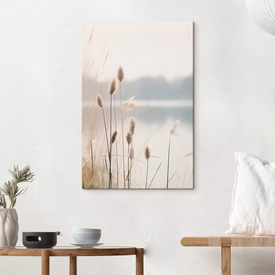 Fototapete Weiche Schilfrohre an einem nebligen Seeufer, pastellbeige Farbtöne s46504